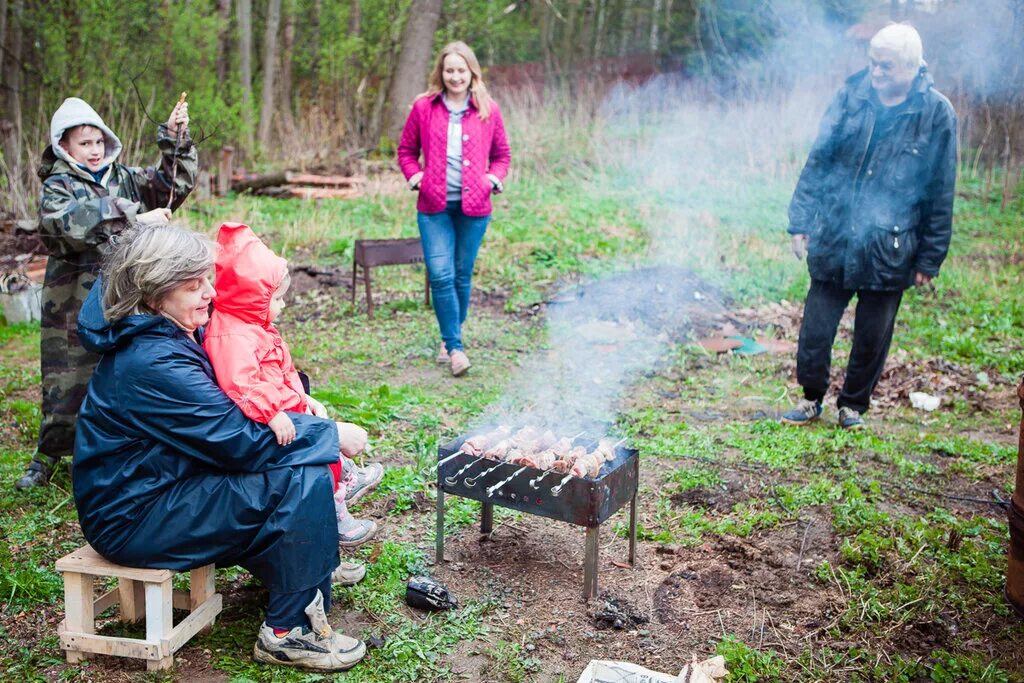 Россия шашлыки. Шашлыки на природе. Шашлыки на даче. Шашлыки на даче весной. Семья на шашлыках в лесу.