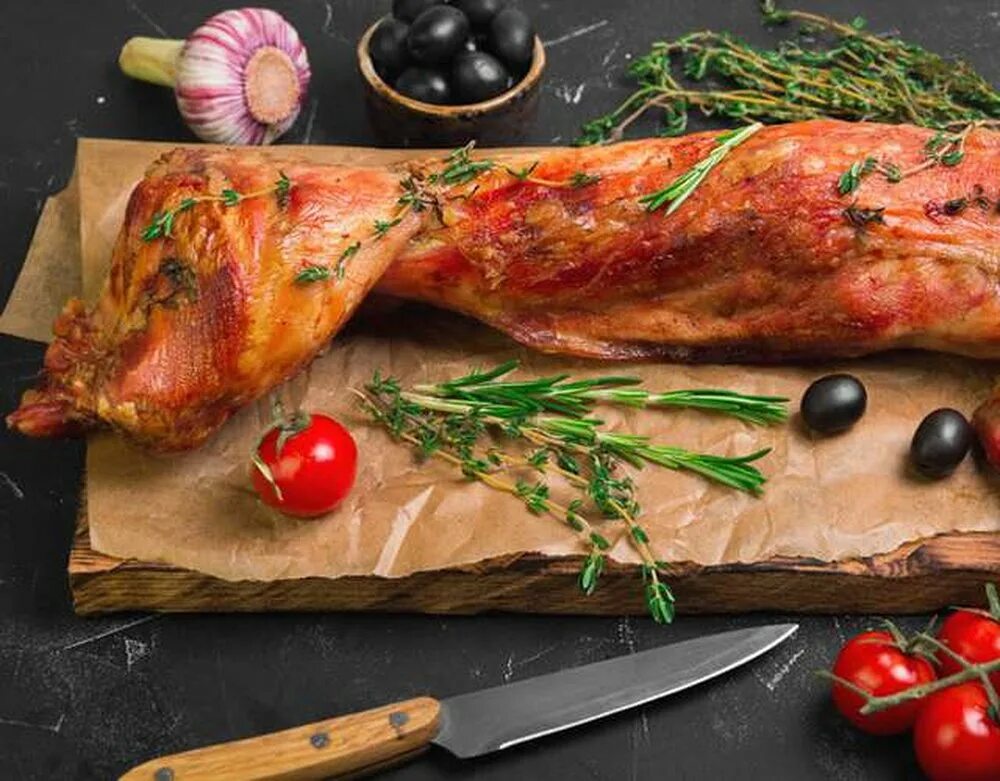 Мясо кролика блюдо. Жареный заяц. Тушка кролика в духовке. Мясо кролика приготовленное. Блюда крольчатина.