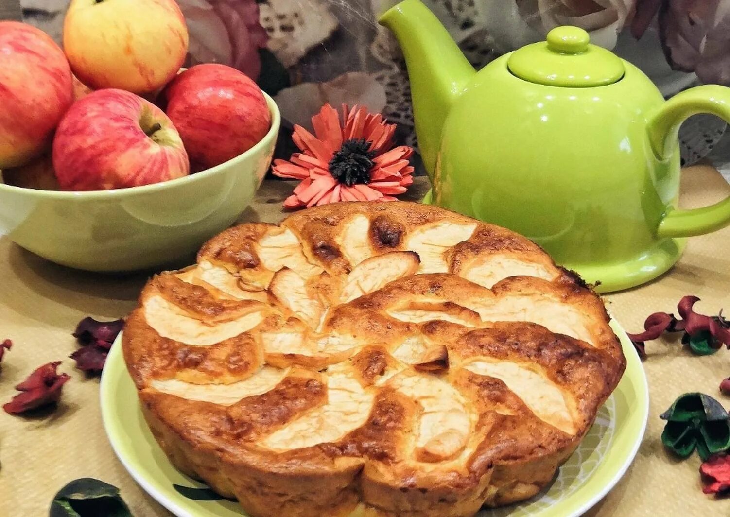 Красивый пирог с яблоками. Большая шарлотка с яблоками. Яблочный пирог шарлотка. Пирог с яблоками. Шарлотка с сахарной пудрой.