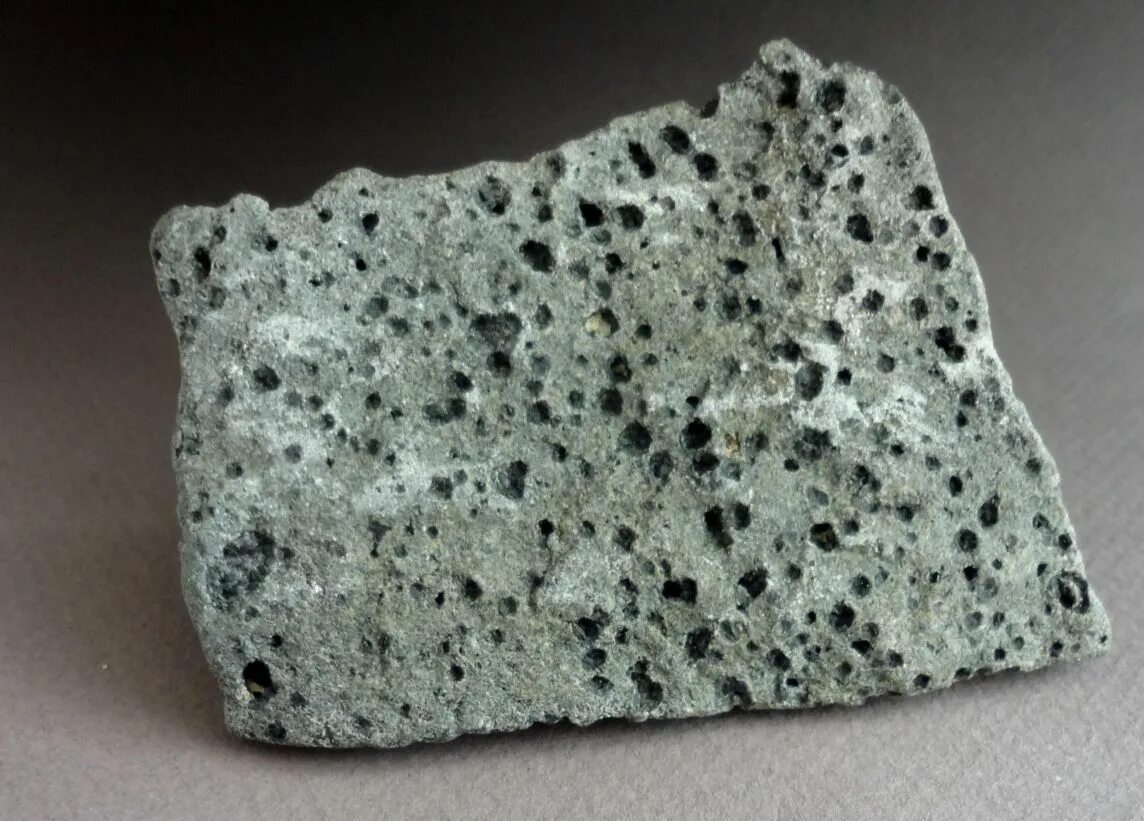 Базальт это минерал. Базальт Горная порода. Толеитовый базальт. Вулканический базальт. Базальт магматическая порода.