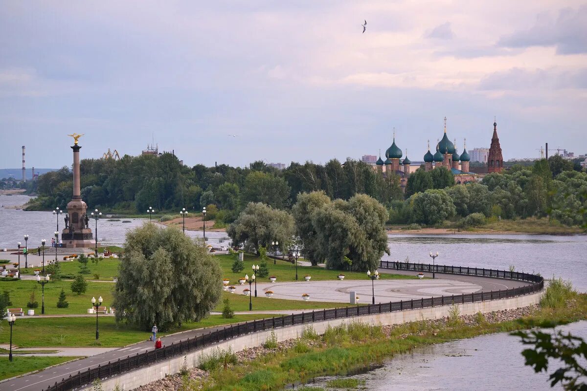 Ярославская стрелка. Стрелка Ярославль. Ярославль набережная стрелка. Панорама стрелки Ярославль. Парк на стрелке Ярославль.