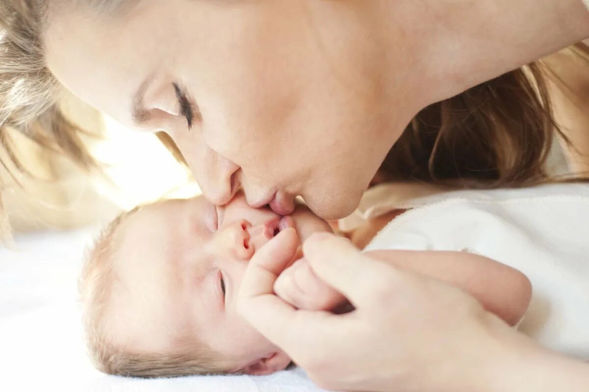 поцелуй матери. мать с ребенком. мама и новорожденный малыш. малыш и мама.