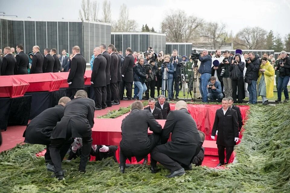 Мемориальное кладбище на Мамаевом Кургане. Захоронение останков на Мамаевом Кургане. Похороны на Мамаевом Кургане. Мамаев Курган захоронения.