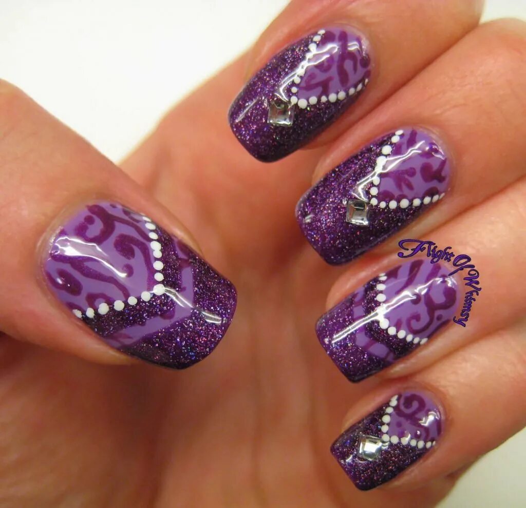 Ногти фиолетовые с блестками. Фиолетовый маникюр. Фиолетовые ногти. Сиреневые ногти с блёстками. Сиреневые ногти.