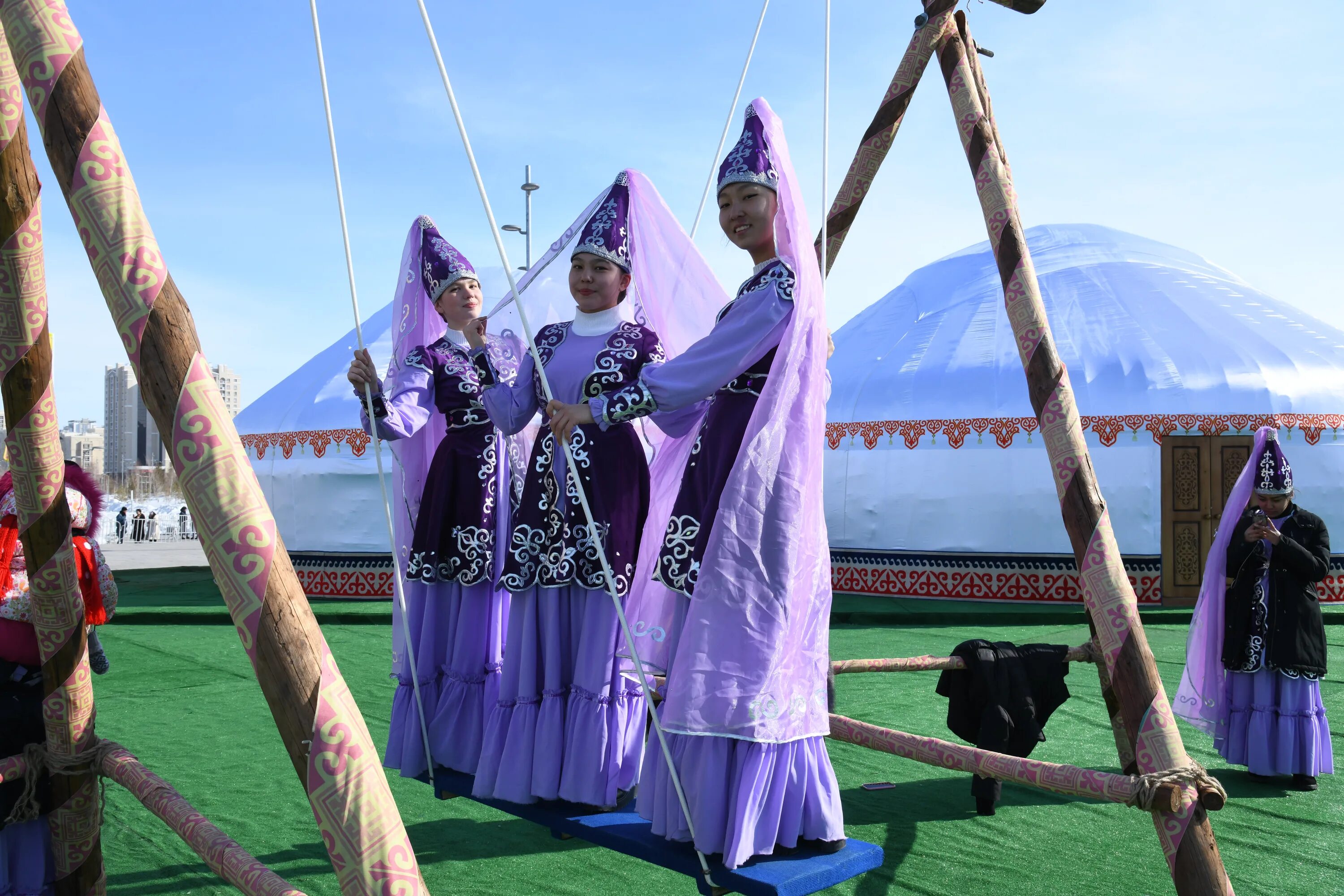 С праздником Наурыз мейрамы. Наурыз мейрамы праздник в Казахстане. Традиции праздника Нооруз. С праздником Наурыз на казахском. 20 наурыз ұлттық спорт күні