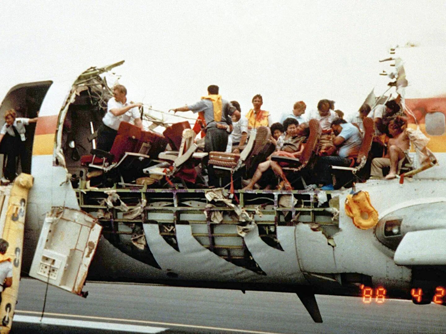 Самолет без экипажа. Рейс 243 АЛОХА Эрлайнз 28 апреля 1988 года. Рейс АЛОХА 1988 года. Разгерметизация самолета Боинг 737. Aloha Airlines катастрофа 1988.