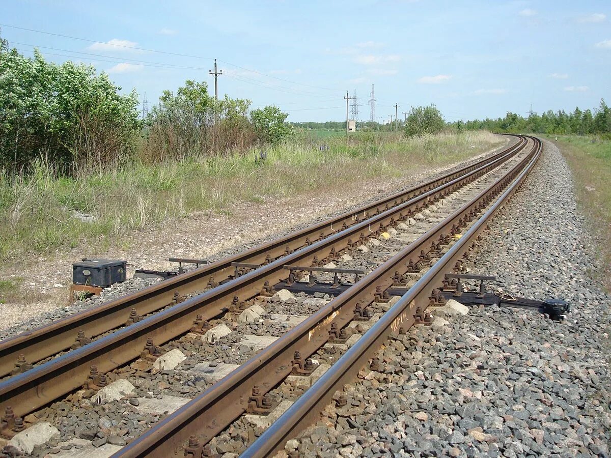 Контррельс на жд мостах. Станция. Жд бума причины. Двухпутная железная дорога. Что такое контррельс на железной дороге.