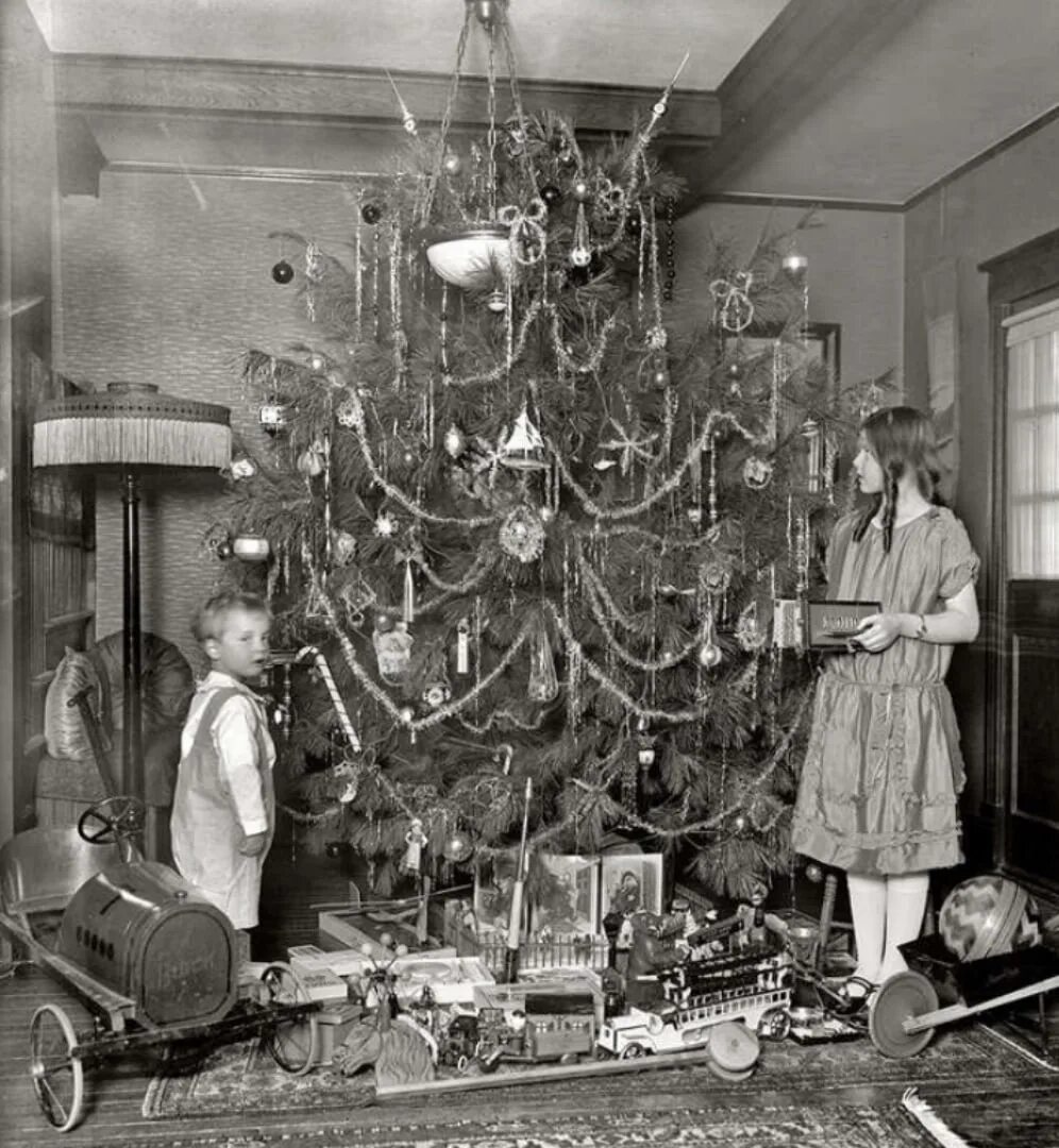 Новый год назад в прошлое. Дореволюционная Рождественская елка. Старинная Новогодняя елка. Новогодняя елка 1930. Рождественская ёлка начало 20 века.