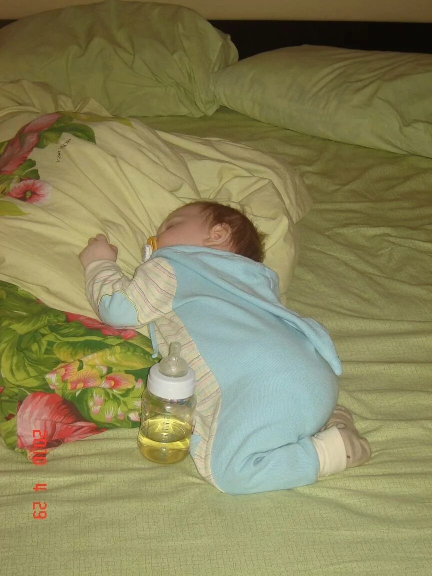 Малыш спит на животе. Малыш спит. Позы для сна новорожденного. Сон на животе в 5 месяцев. Ребенок спит на животе.