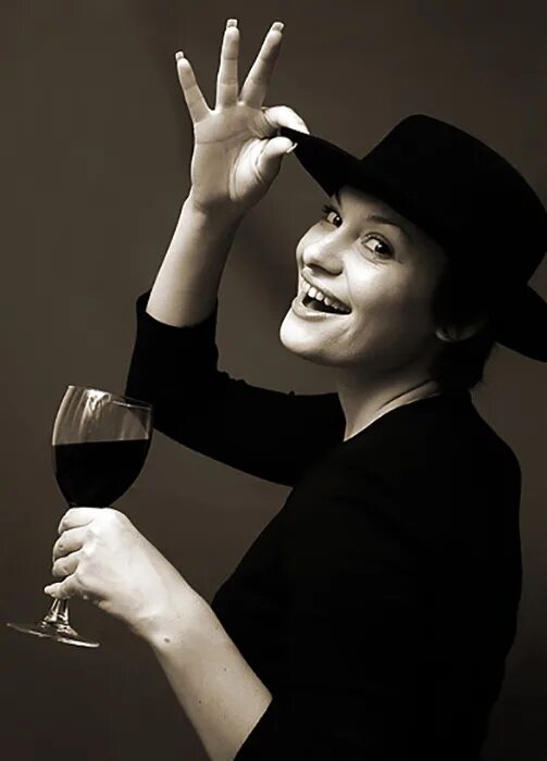 Дама с бокалом вина. Женщина с бокалом вина. Веселая девушка с бокалом. Веселая женщина с бокалом вина. Ироничная дама
