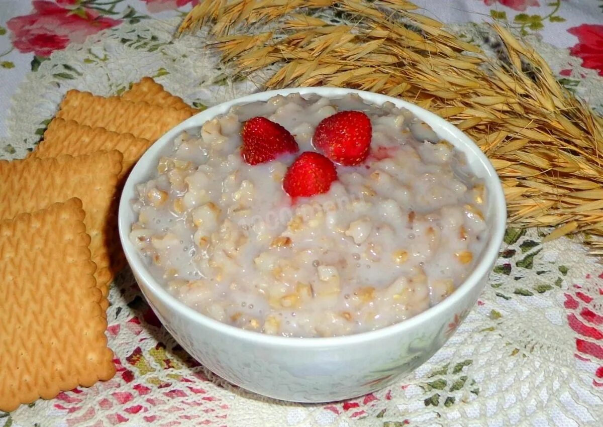 Каша со светой соллар. Перловая каша. перловка молочная каша. каша на воде. перловая каша на молоке.