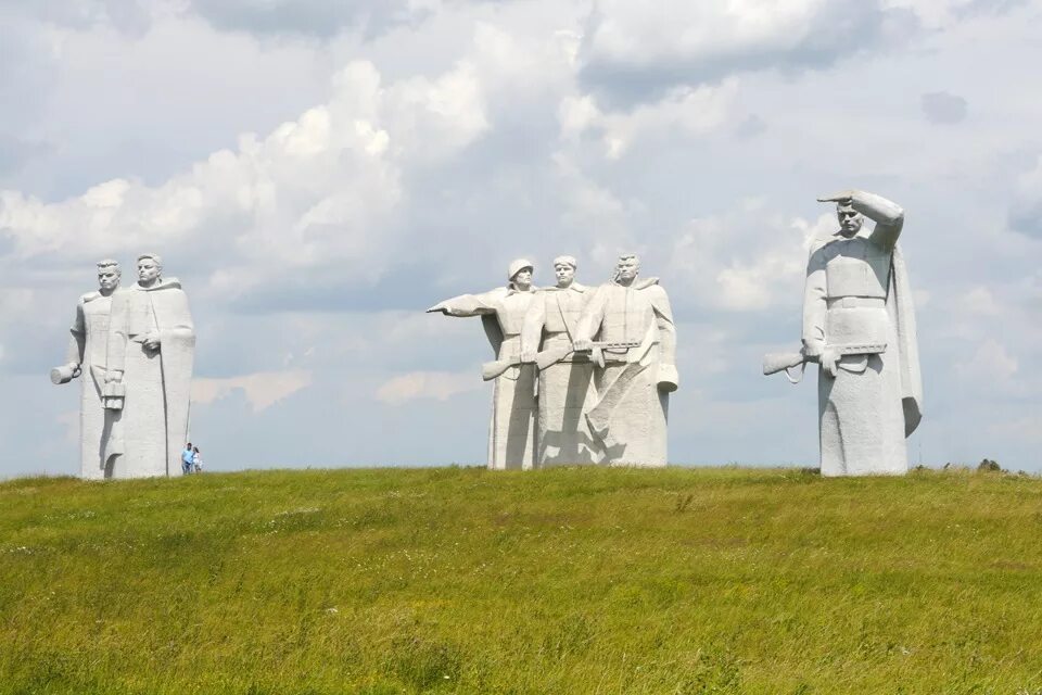 Матросов дубосеково. 28 панфиловцев подвиг памятник. 28 панфиловцев памятник в дубосеково. Автобусы дубосеково волоколамск. Автобусы дубосеково волоколамск.