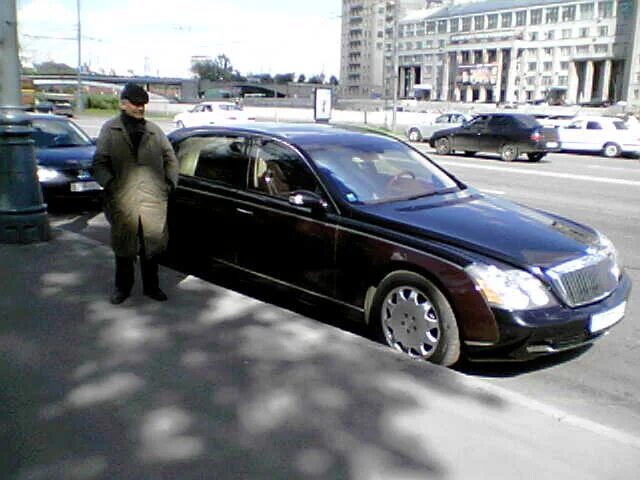 Maybach 62 seats. Майбах с водителем. Камеди клаб майбах. Брэдли вэй майбах. Наши парни не ездят на майбахе.
