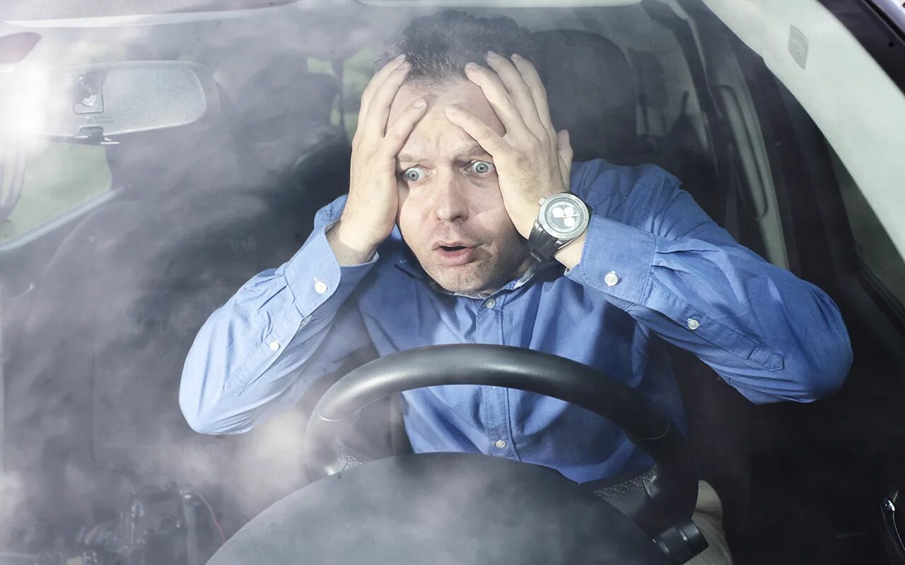 Грузовик volvo vnl 780 салон. Мужчина едет за рулем. Под шофер. Водитель категории с. Водитель за рулем.