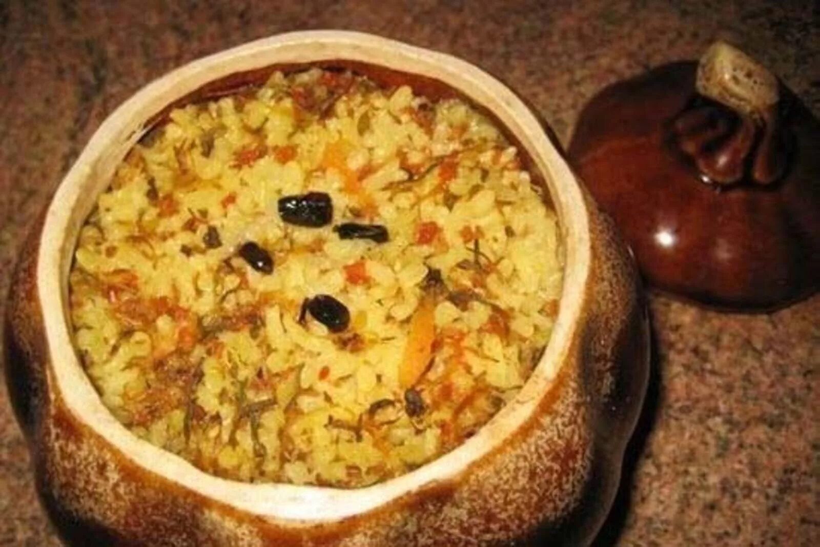 Рис в горшочке в духовке рецепт. Куриный плов в горшочках. Плов в горшочках в духовке. Рис с мясом в горшочках в духовке. Плов в горшочках в духовке.