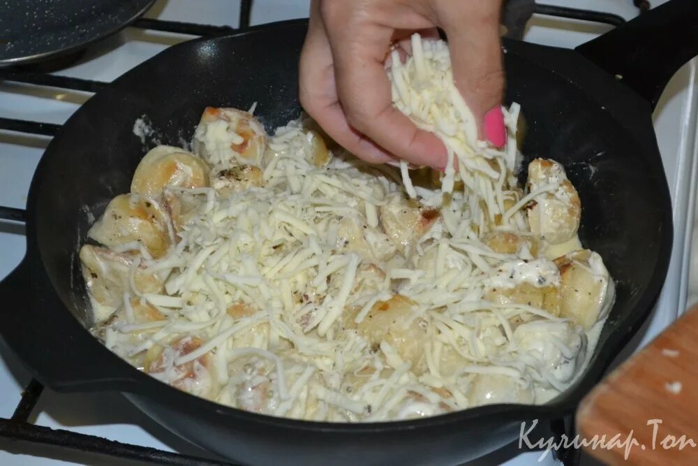 жареные пельмешки. жареные пельмени с сыром. жареные пельмени с сырным соусом. жареные пельмени с сыром и сметаной. пельмени в соусе на сковороде с сыром.