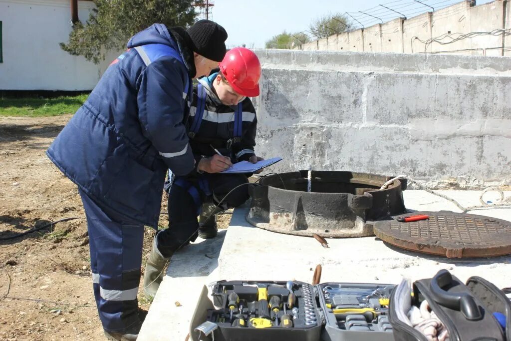 Монтажник сантехник. Водоснабжение и канализация. Слесарь авр водоканал. Водопроводные сети. Монтажник отопления и водоснабжения.