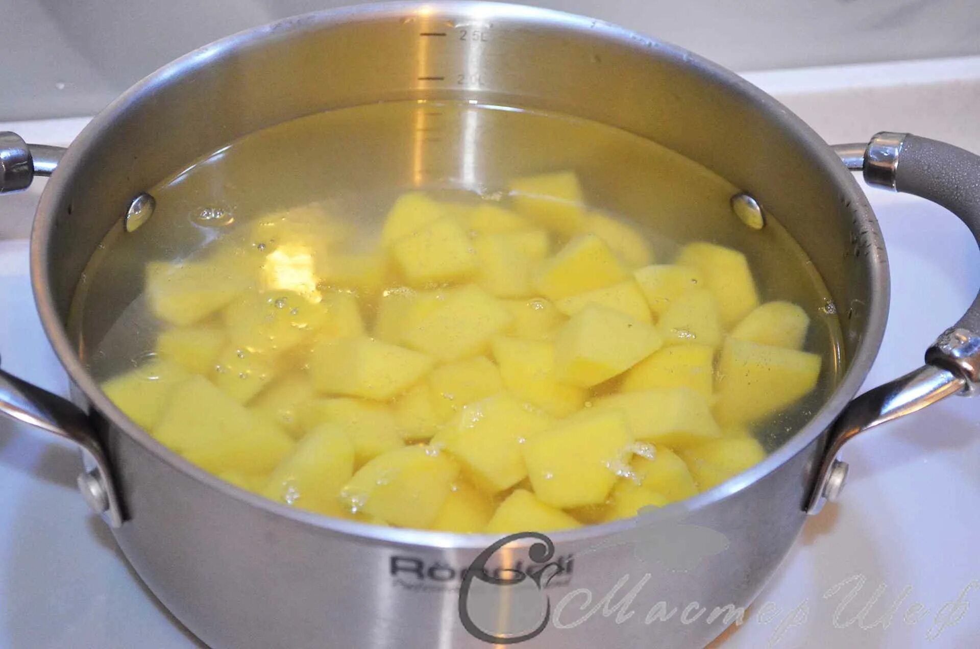 Картошка в кастрюле. Картофель варится. Картофель отварной в кастрюле. Вареный картофель в кастрюле.