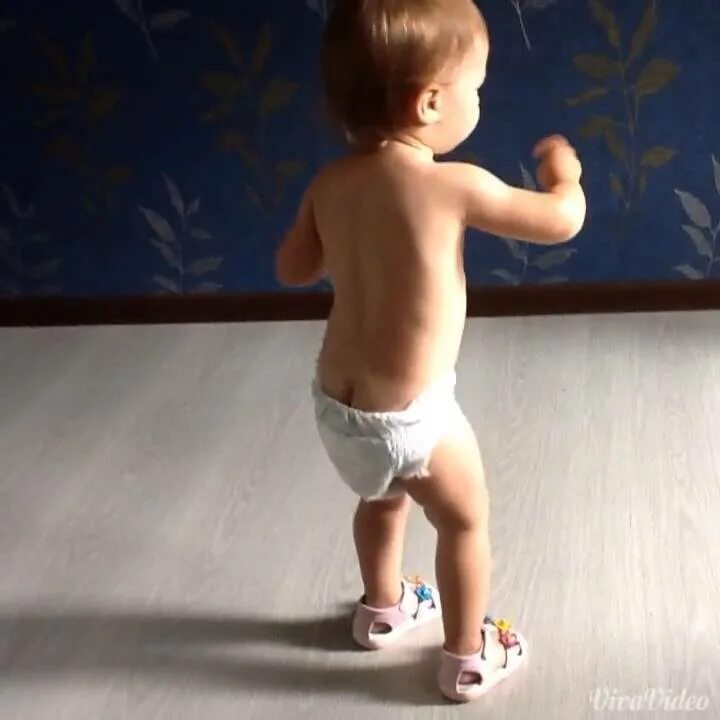 Маленький мальчик танцует. Малыши танцуют. Малыш танцует попой. Малыши танцуют видео. Танец попой дети