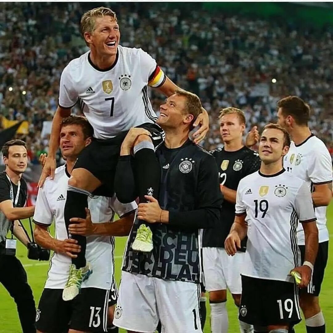 Haverts сборная Германии. Футболисты сборной Германии после Победы 2014. Футбольная команда Германии. Сколько раз становилась чемпионом сборная команда германии