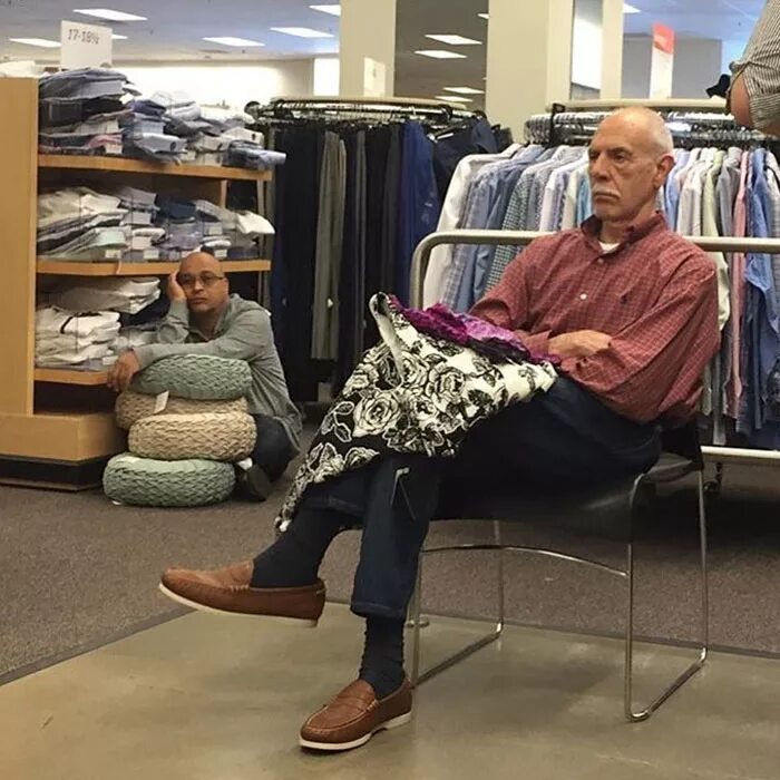 Муж устал от жены. Мужчины ждут в магазине. Парень ждет в магазине. Смешной мужчина в магазине. Муж ждет жену в магазине.