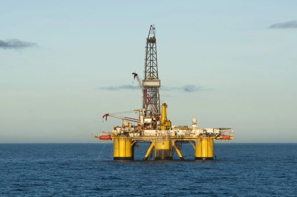 Буровые вышки british petroleum. Jack up drilling rig. Платформа ирбен самоподъемная. Нефтяная вышка в море фото. Jack up rig.