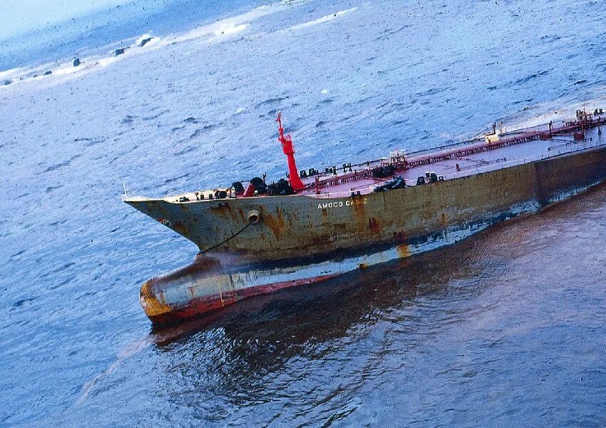 Амоко кадис. Амоко кадис 1978. Супертанкер amoco cadiz. Крушение танкера amoco cadiz. Амоко кадис.