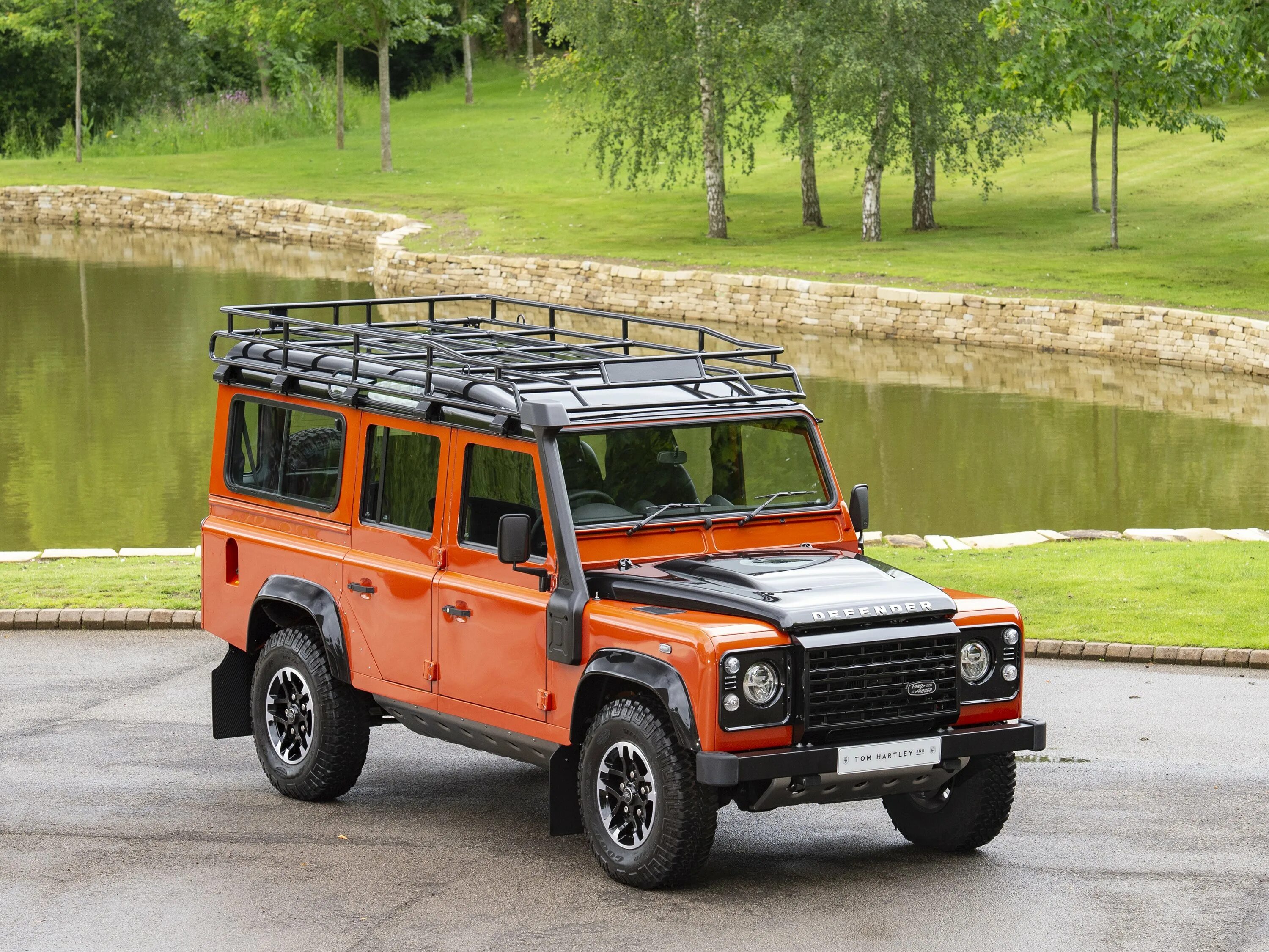 Defender сколько стоит. Ленд Ровер Дефендер 110. Land Rover Defender 110 Adventure. Ленд Ровер Дефендер 110 оранжевый. Ленд Ровер Дефендер 120.