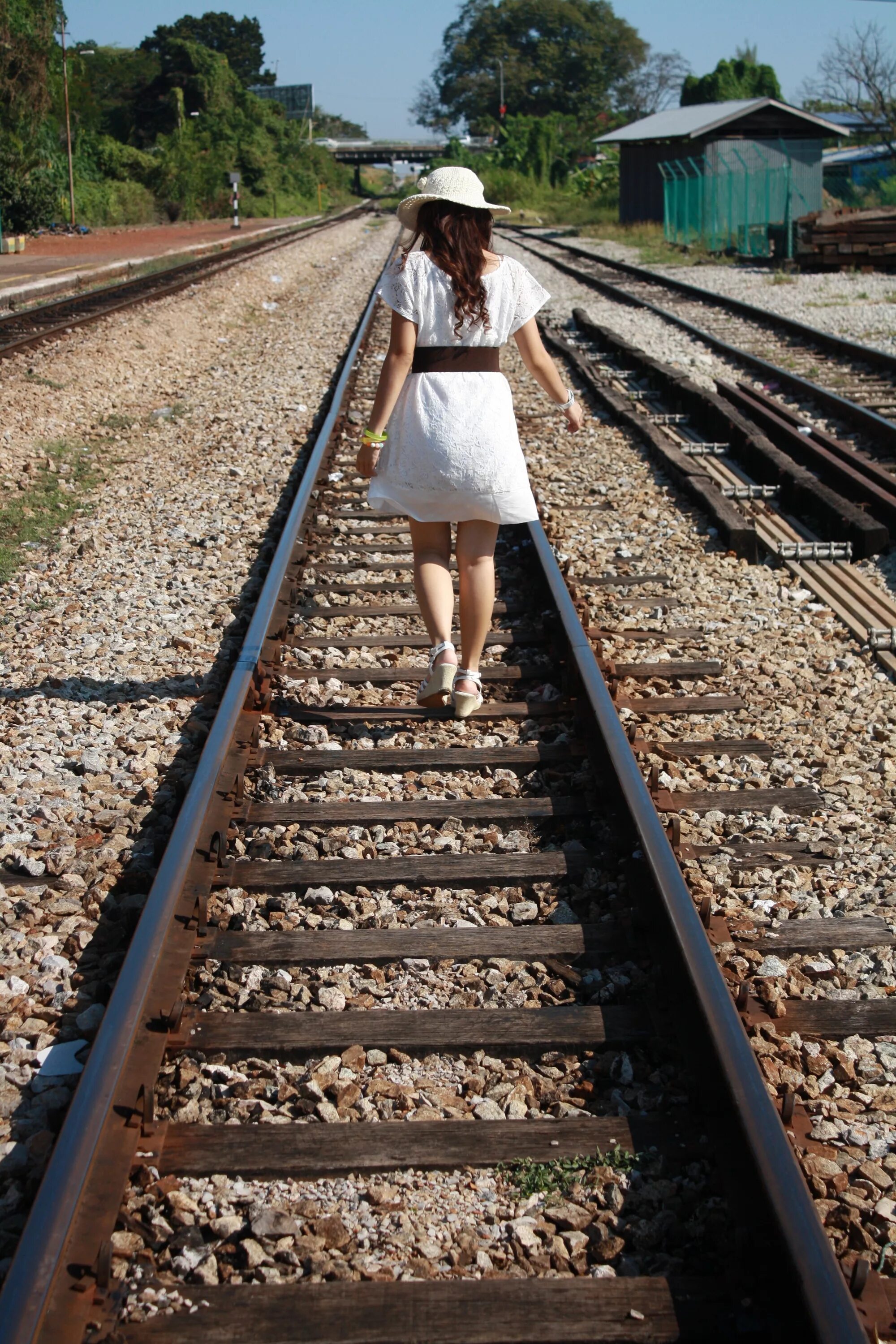 Женщины на железной дороге. Девушка на рельсах. Девочка на рельсах. Фотосессия на железной дороге. Фотосессия на рельсах.