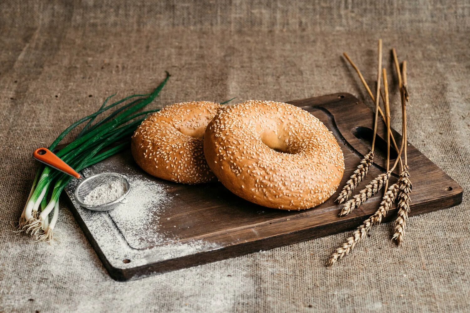 Доска калач. Калач с кунжутом. украшения из муки. подставка из муки. изделия из муки банницу.