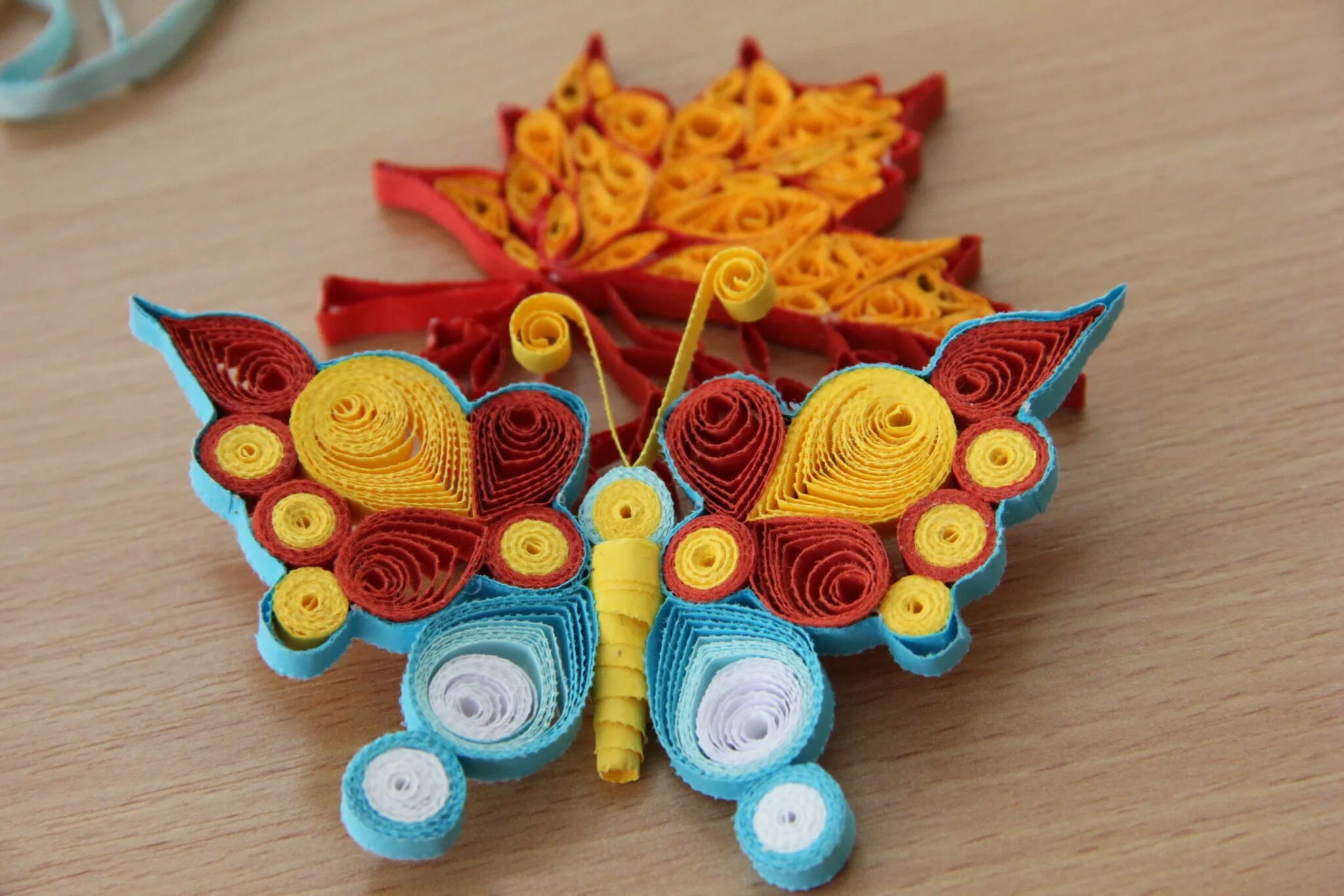 кружок детские поделки. поделка из кругов цветной бумаги. умелые ручки для детей. кружок детские поделки. украшения из дисков.