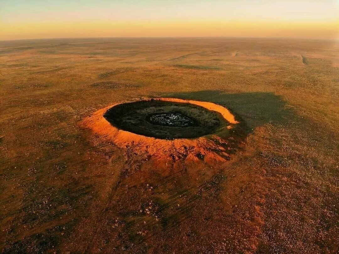 Самый крупный кратер на земле. Метеоритный кратер Вредефорт. Кратер Вредефорт в Южной Африке. Вредефорт метеорит кратер. Метеоритный кратер в Австралии.