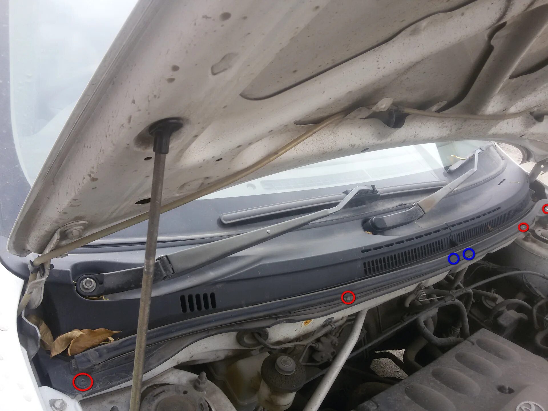 Решетка дворников правая Toyota Corolla Spacio 2003 купить в Иркутске по цене: 4