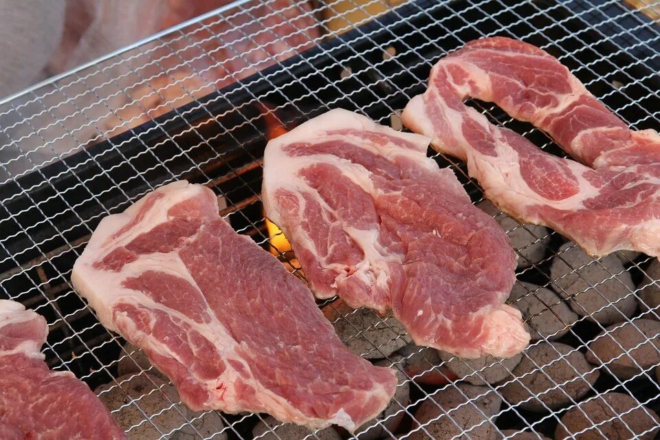 Свинина фермерская. Окорок свиной без кости. Светлое мясо говядины. Мясо телятина. Бледное мясо.