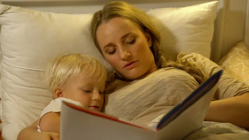 Мать с сыном спят в кровати. Сонные мамаши. Мамочки и Сыночки в постели.