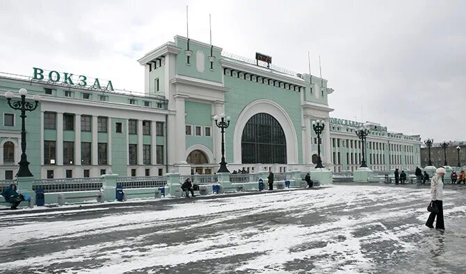 ЖД вокзал Новосибирск зимой. ЖД вокзал Новосибирск главный зимой. Новосибирск главный вокзал в 2000 году. Вокзал Новосибирск зима 2024. Жд справочная телефон новосибирск