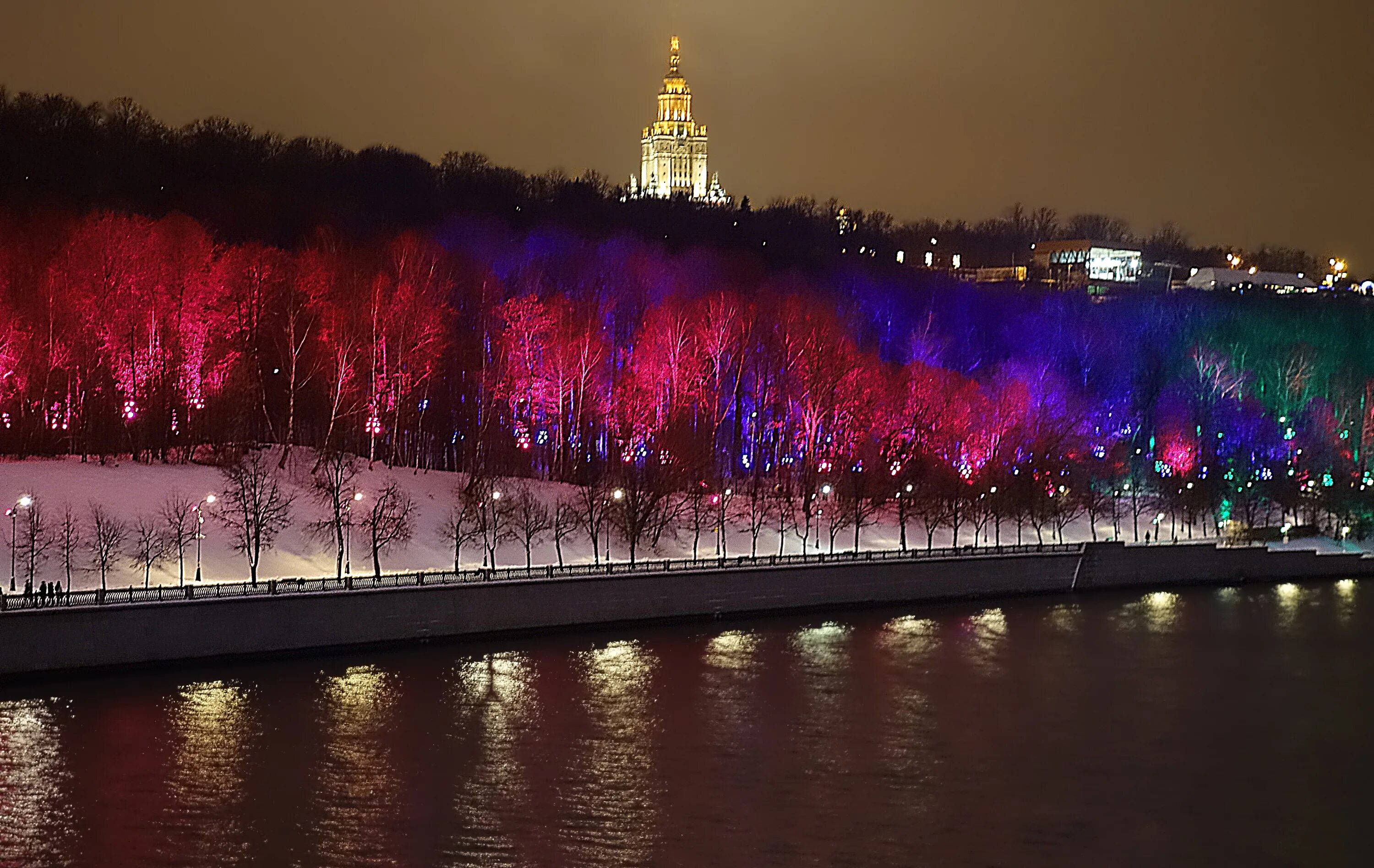 Делаем свет москва. Иллюминация МГУ. Парк Воробьевы горы Москва. Воробьевы горы иллюминация. Набережная Воробьевы горы подсветка.