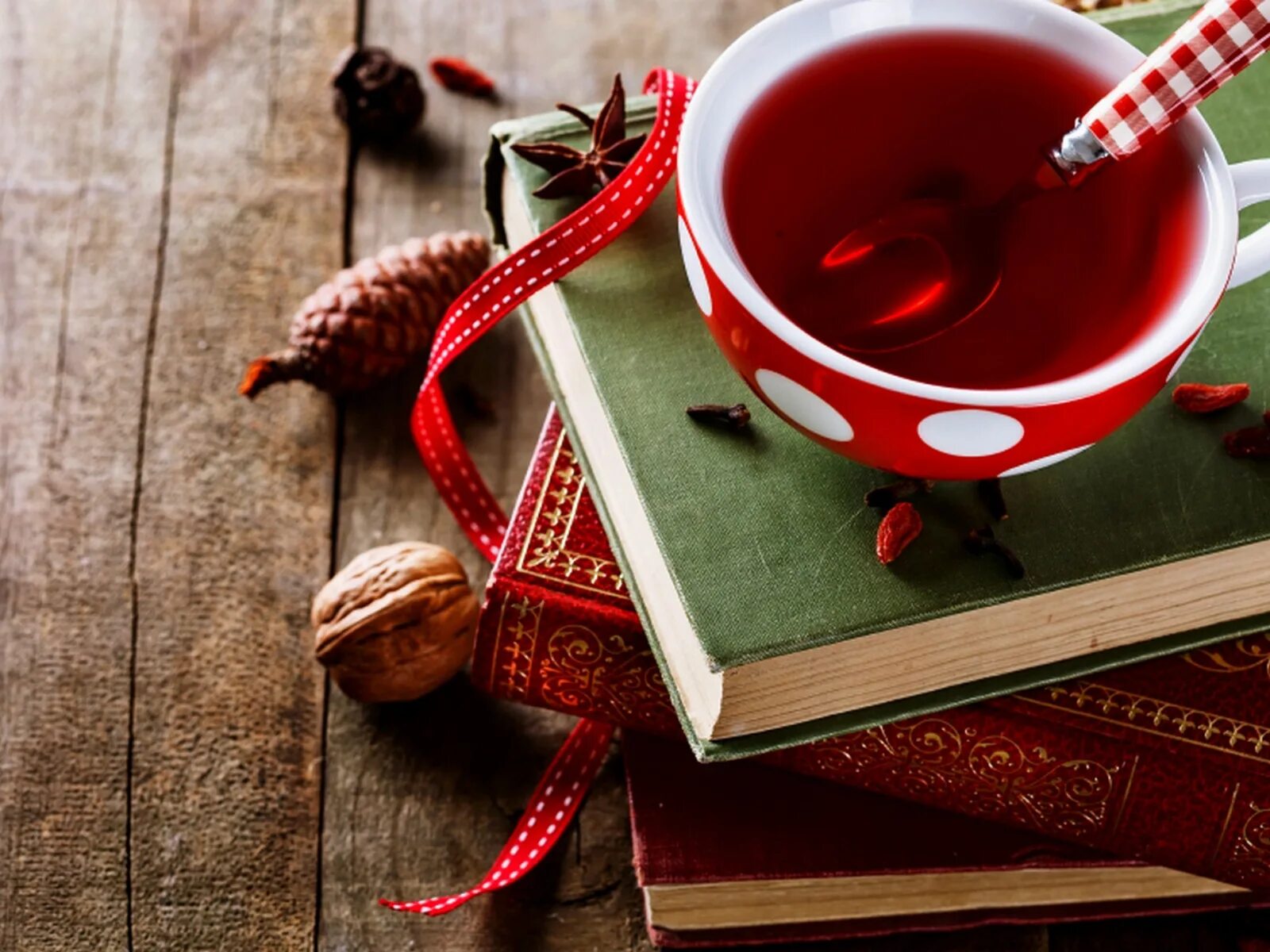 кружка чая в лесу. чай книжка. чай на травах. слова песни чай на столе. чай на столе песня.