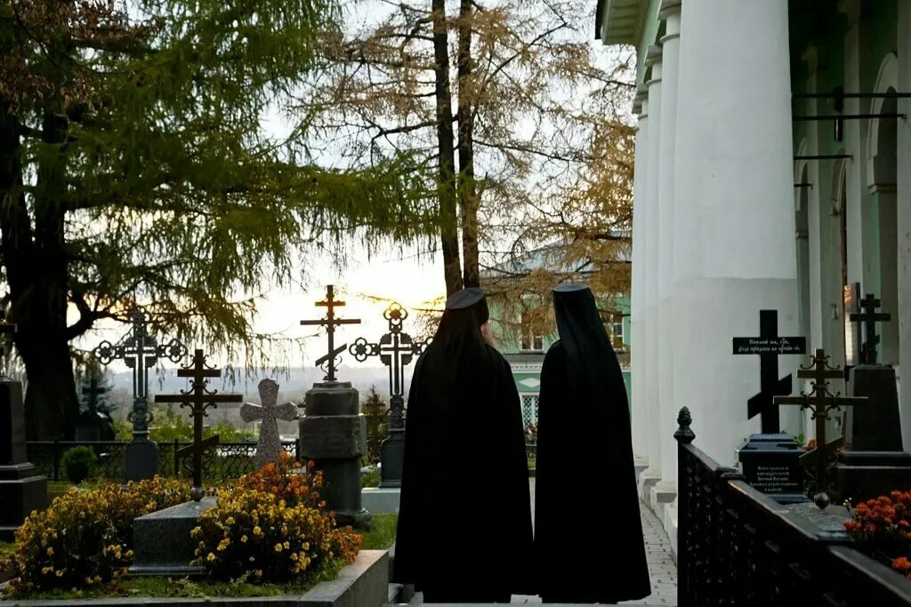 могилы священников. ночь на кладбище чехов. протоиерей александр косухин смоленское кладбище. анализ эпизода на кладбище ионыч. старец николо архангельское кладбище.