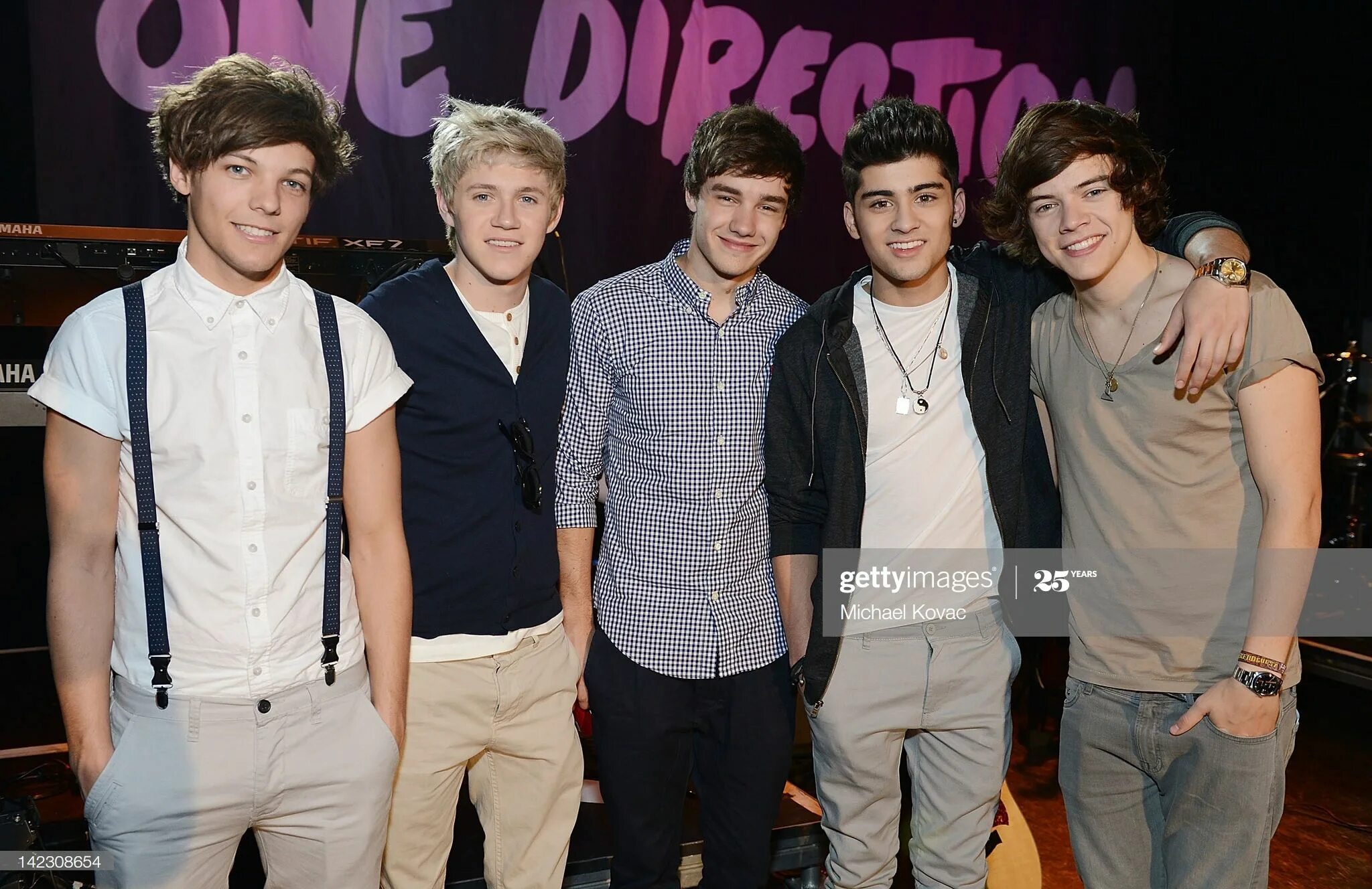 Группа one direction 2015. Ван дирекшн песни. Группа one direction. One direction 2010. Солист ван дирекшен.