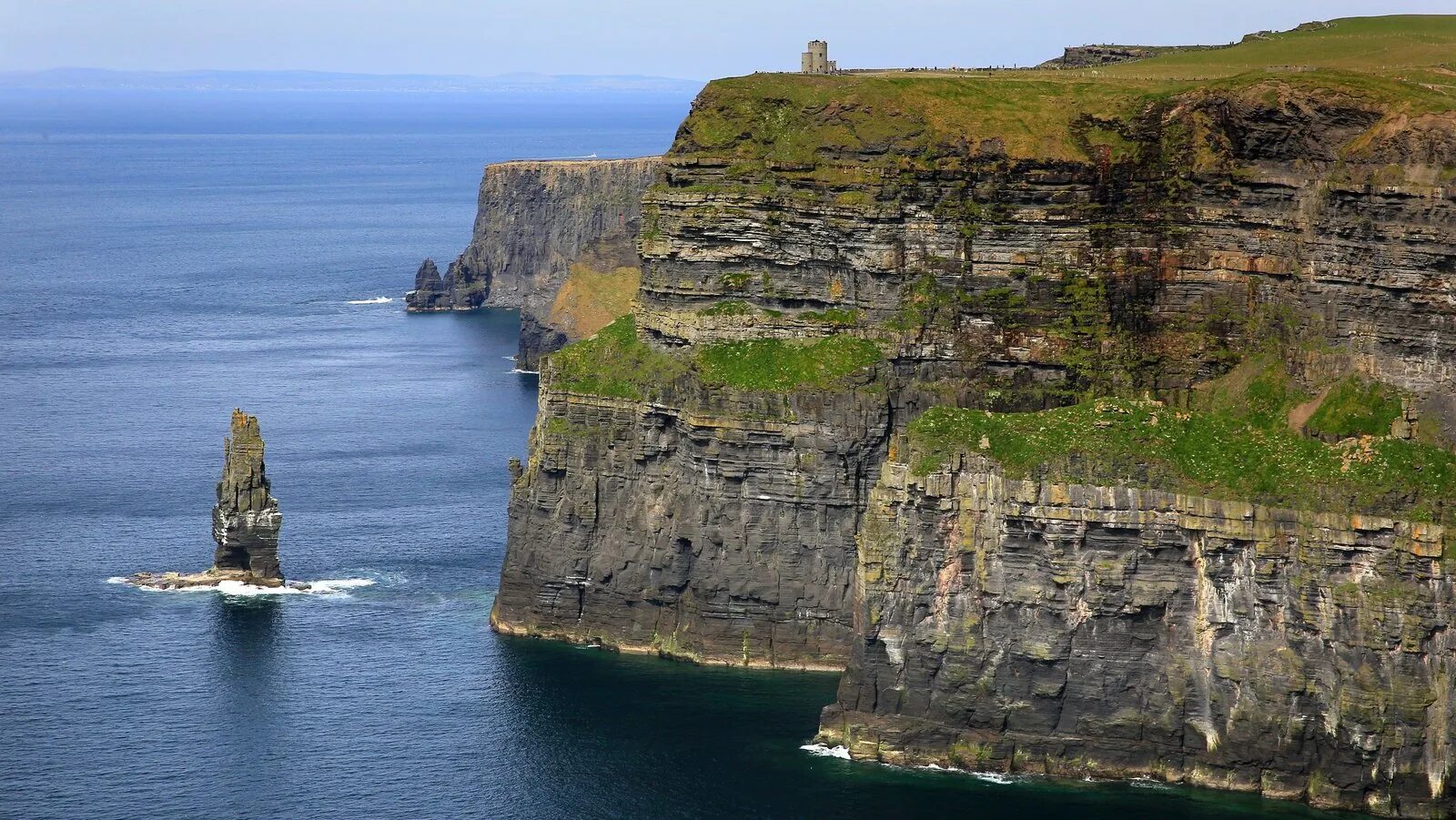 Клиф какого. Cliffs of Moher Ирландия. Утёсы мохер достопримечательности Ирландии. Скалы мохер Ирландия. Утесы в Ирландии.