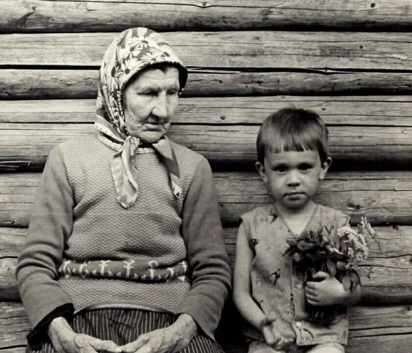 Мальчик и бабушка в деревне