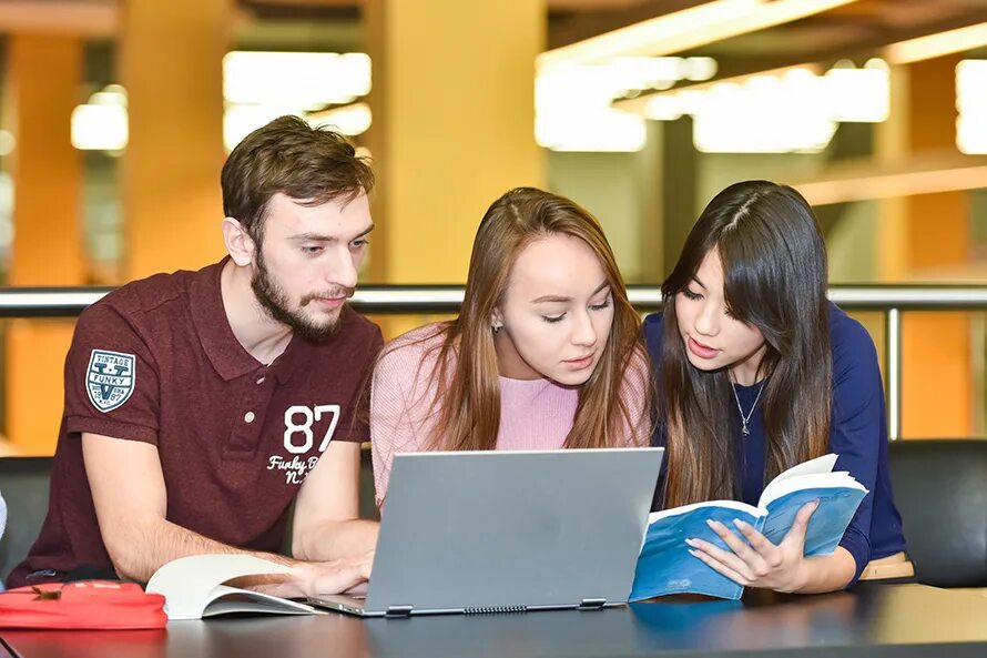 Студентка университета. Занятия в аудитории. Студенты в вузе. Занятия в университете. Студенты на занятиях.