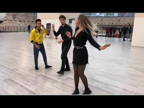 Девушки танцуют лезгинку видео. Девушка танцует лезгинку. Русская девушка танцует лезгинку. Блондинка танцует лезгинку. Красивая девушка танцует лезгинку.