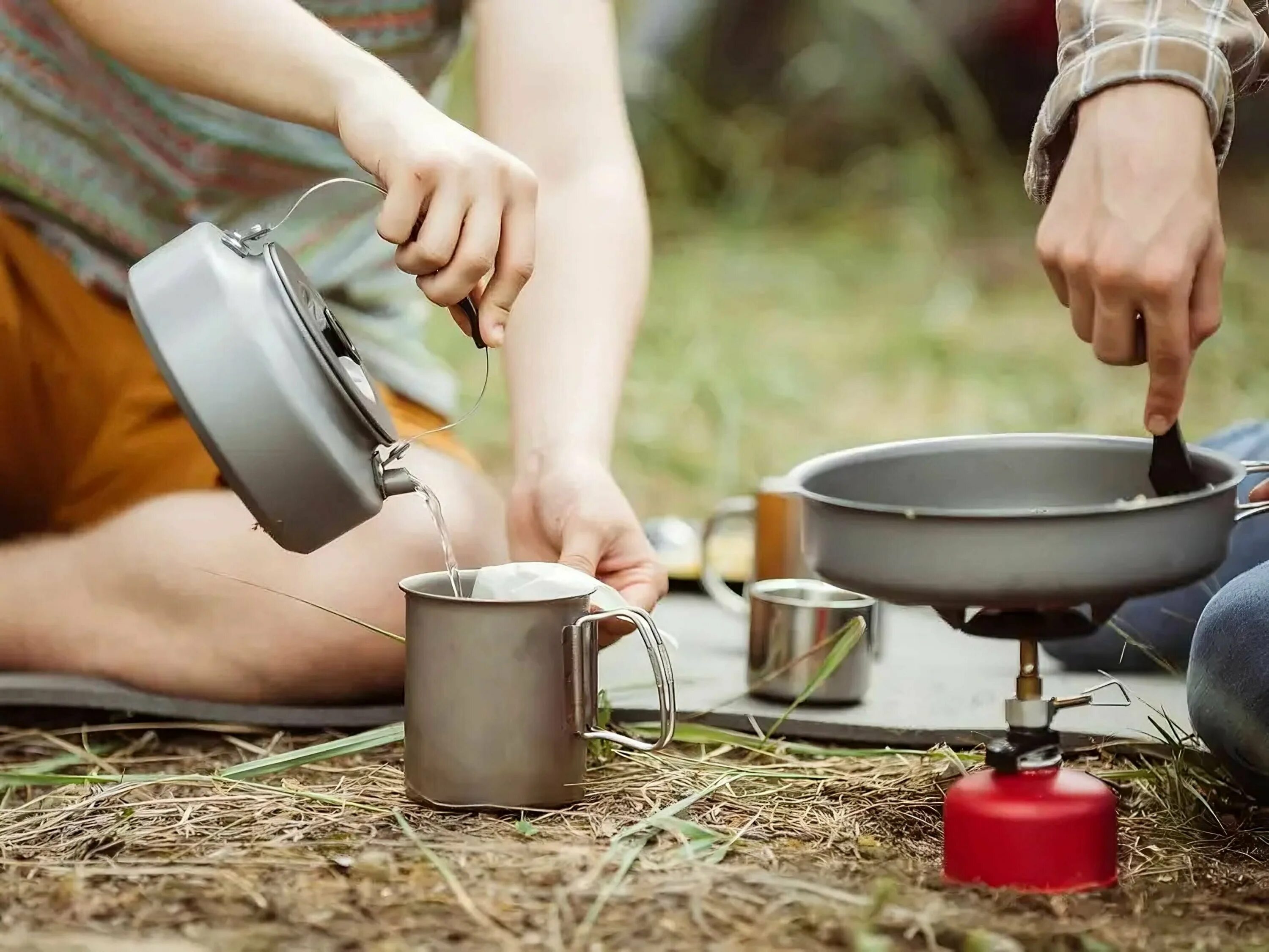 Camping stove. Посуда для похода. Посуда для готовки на природе. Приготовление пищи в походе. Походная посуда для путешественника.