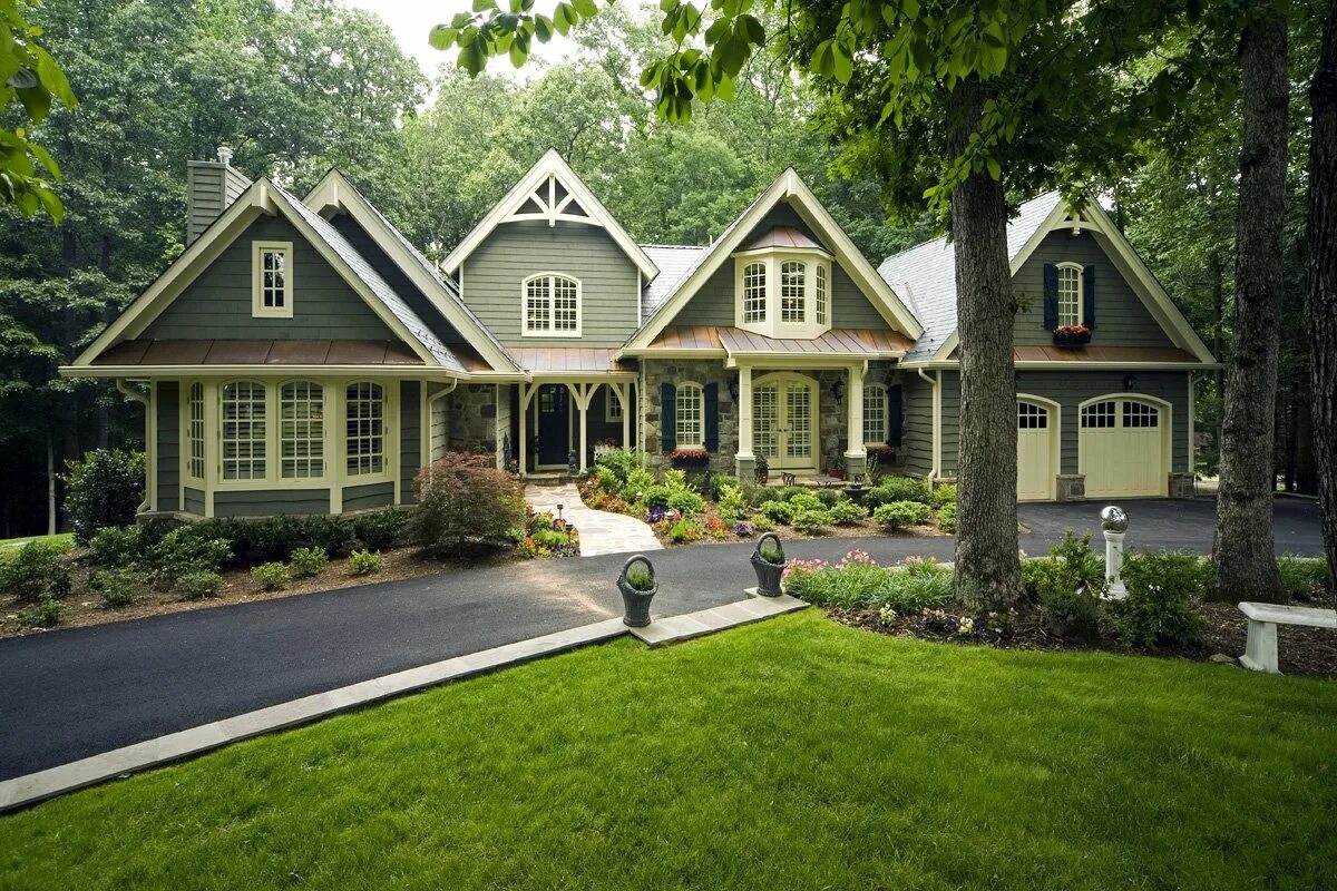 Зеленый дом. Фасад зеленого цвета. Дом с зеленым фасадом. Фасад зеленого цвета. Зеленый фасад дачного дома.