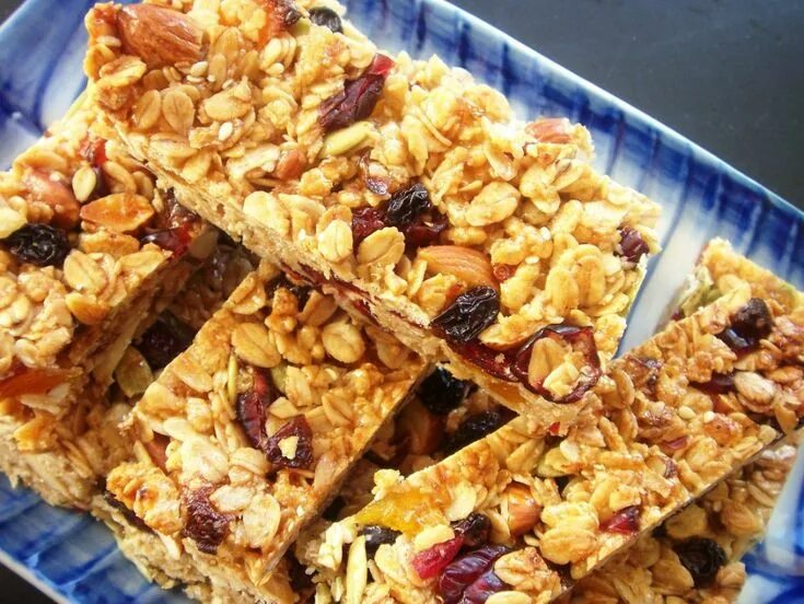 Батончики chocolate злаковые. Granola bar мюсли. Домашние злаковые батончики рецепт. Батончик из сухофруктов. Овсяные батончики.