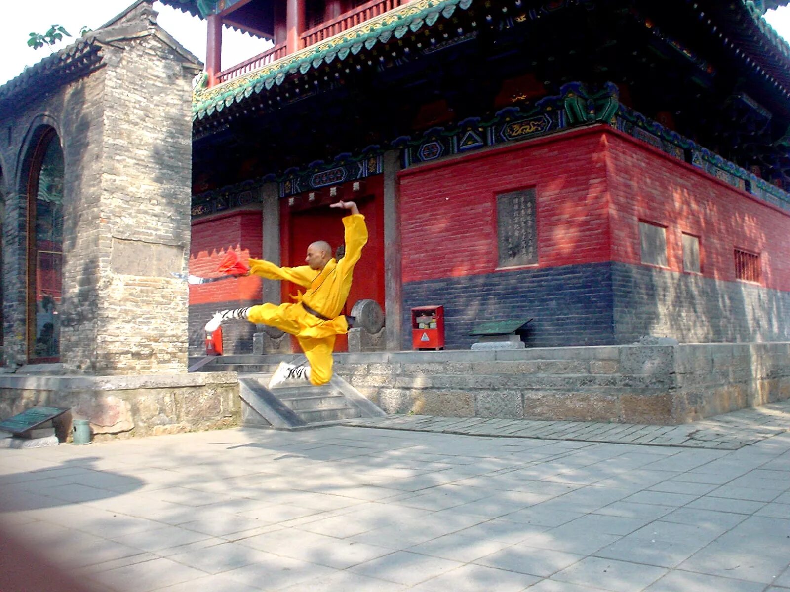 Shaolin temple. Храм Шаолинь. Монах Шаолинь. Монастырь Шаолинь внутри. Храм Шаолинь благовонья.