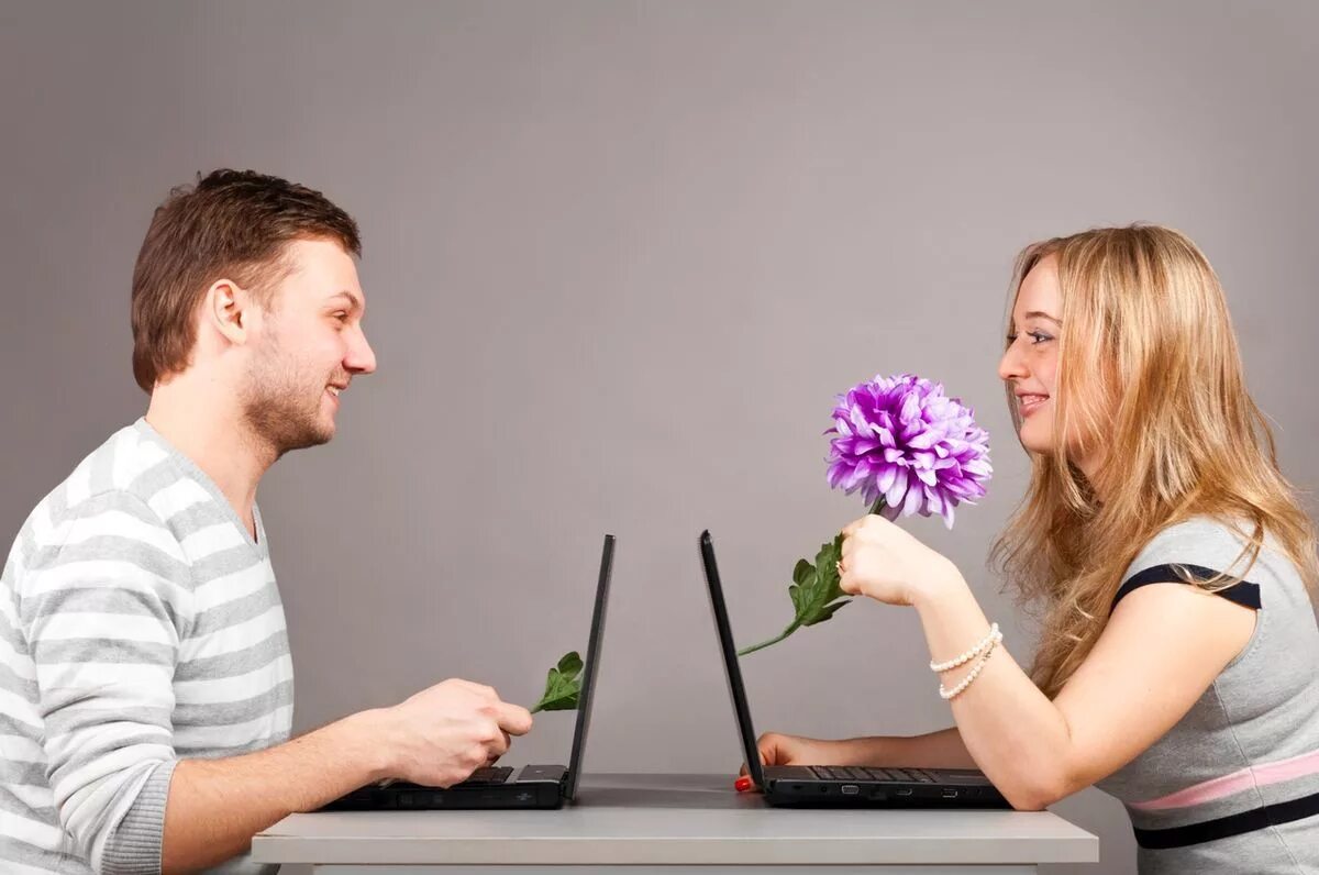 Интернет знакомства мужчина. Общение в интернете. Общение в реальной жизни. Общение реальное и виртуальное. Мужчина и женщина в интернете.