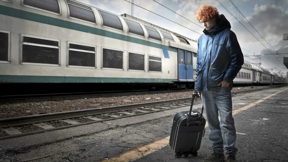 Поезд уходит вдаль. Уходящий поезд. Уходящий поезд. Железная дорога уходящая вдаль. Сонник поезд.